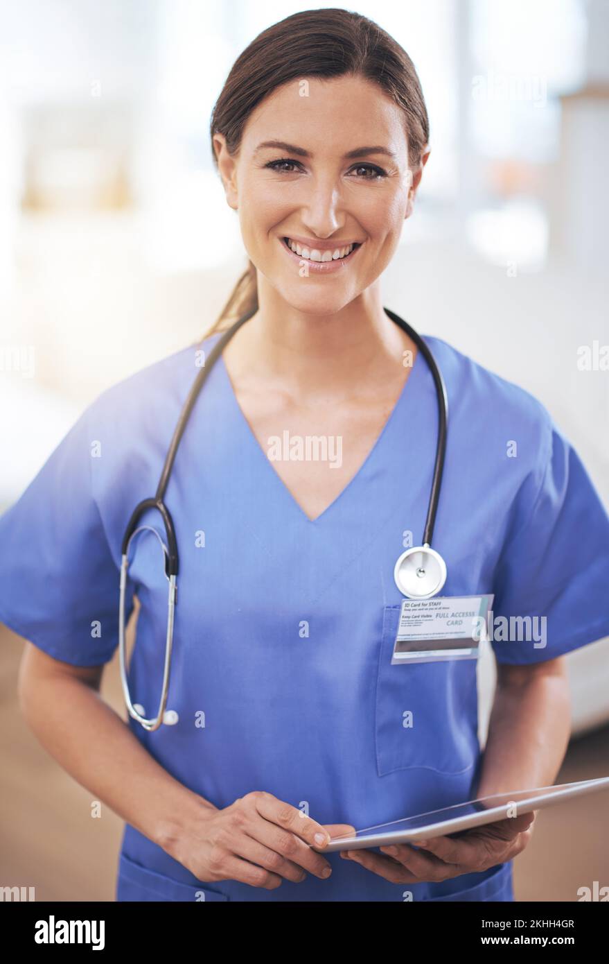 Essere infermiera non è un lavoro, è una chiamata. Ritratto di un'infermiera sorridente che tiene in mano un tablet digitale. Foto Stock