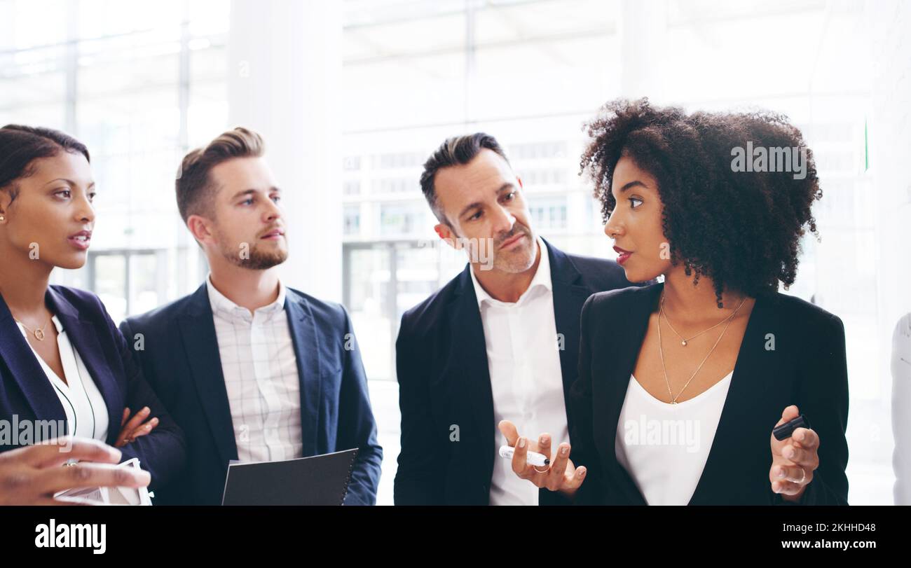 Riunione di presentazione del team, diversità e report dei leader sui dati delle tendenze di vendita, analisi di marketing globale o pianificazione della crescita del successo. Altoparlante, business Foto Stock