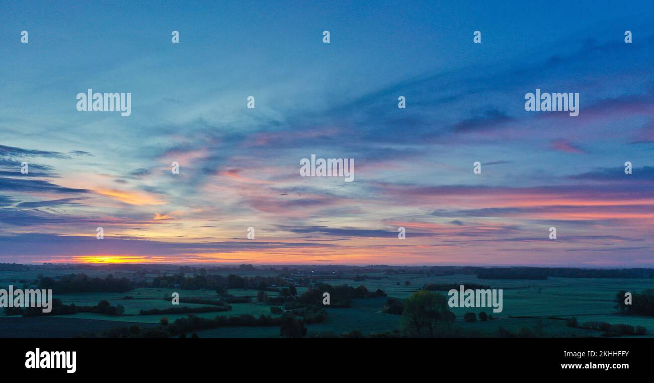 Una bella alba rossa di sangue nello Schleswig Holstein sulla strada Foto Stock