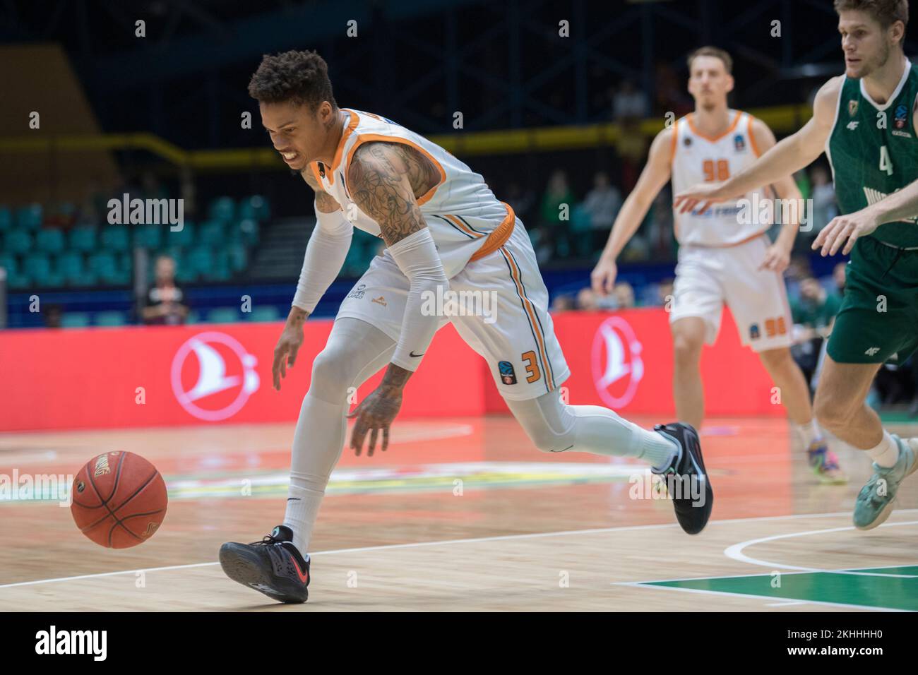 Wroclaw, Polonia, 23rd novembre 2022. 7days Eurocup: WKS Slask Wroclaw (camicie verdi) vs Promitheas Patras (camicie bianche) in Hala Orbita. Foto: #3 Joe Young © Piotr Zajac/Alamy Live News Foto Stock