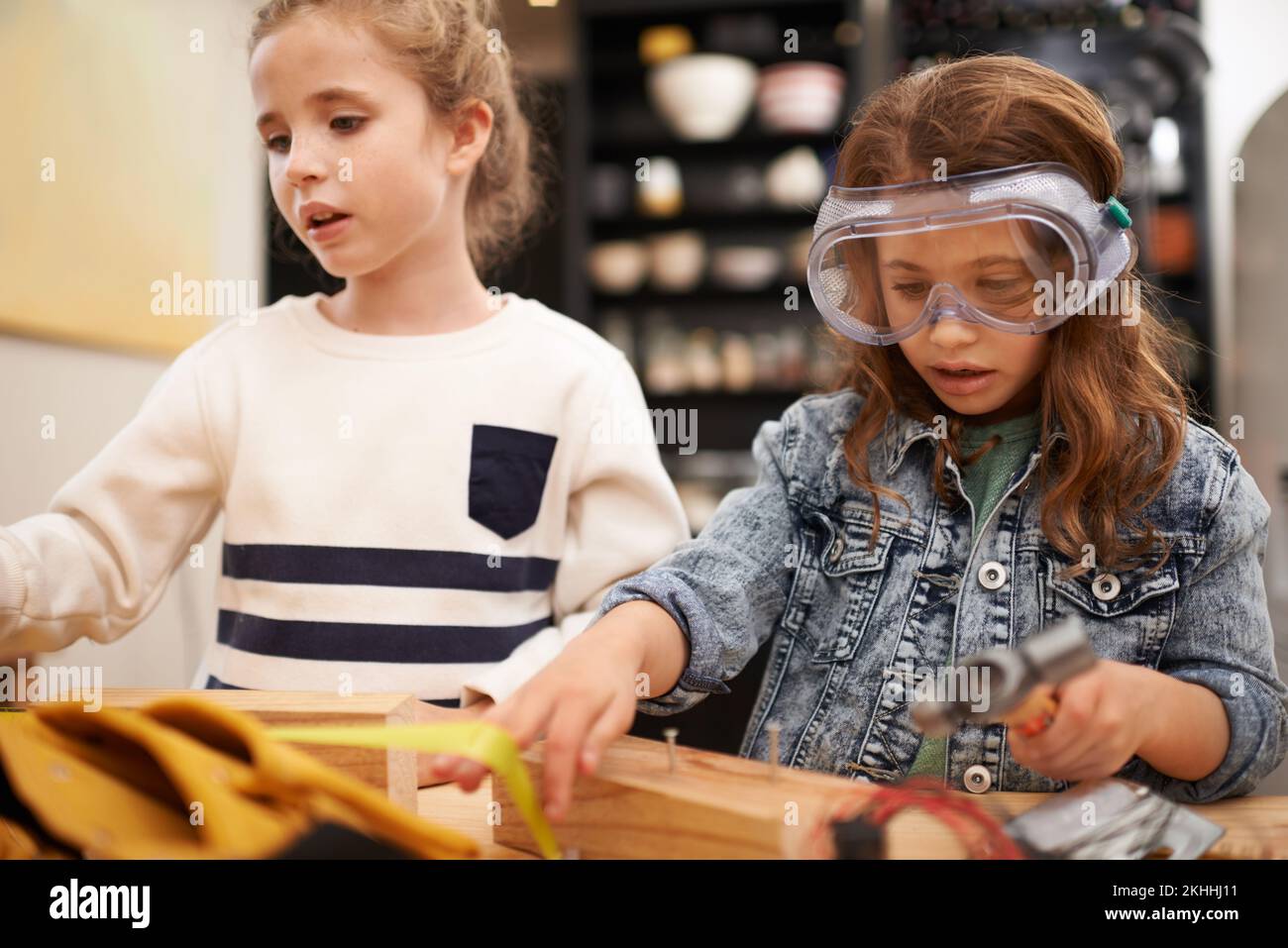 Piccole menti creative. due bambine che amano giocare ai lavoratori edili. Foto Stock