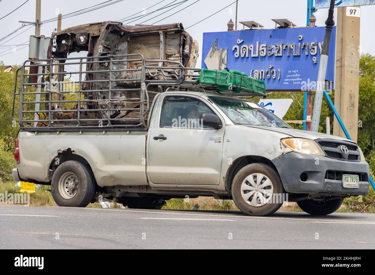 BANGKOK, THAILANDIA, 01 2022 GIUGNO, il servizio di prelievo sta trasportando una parte di una vecchia auto Foto Stock
