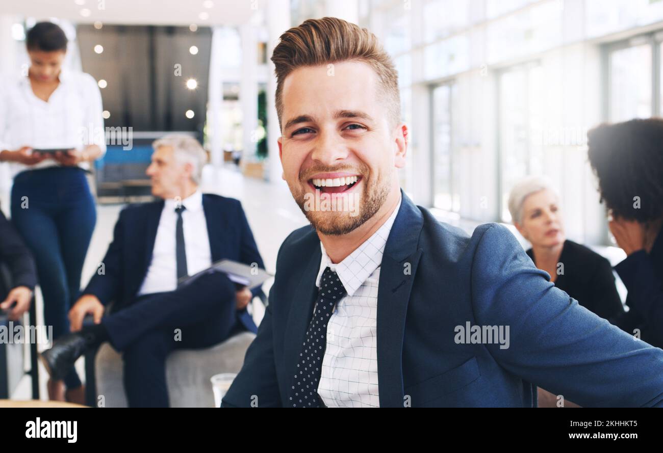 Business meeting, ritratto e imprenditore in ufficio per la pianificazione, la strategia e la collaborazione su obiettivi, innovazione e idea. Felice, faccia e uomo operaio Foto Stock
