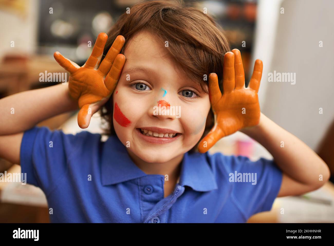 Diventare l'arte Carino ragazzino che ti mostra le mani ricoperte di vernice. Foto Stock