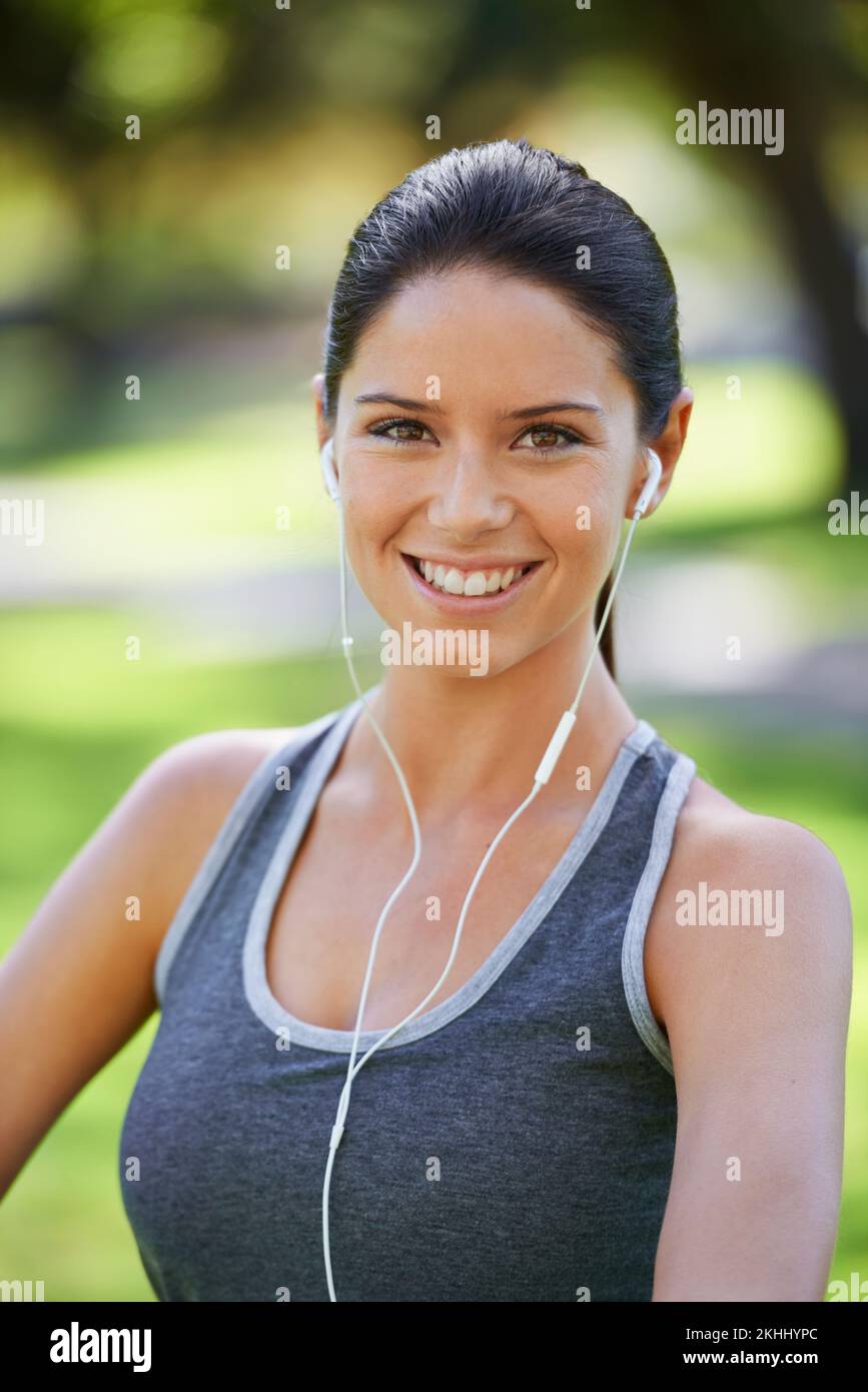 Le ceneri hanno ottenuto le giuste melodie per un percorso. un giovane runner che indossa le cuffie. Foto Stock