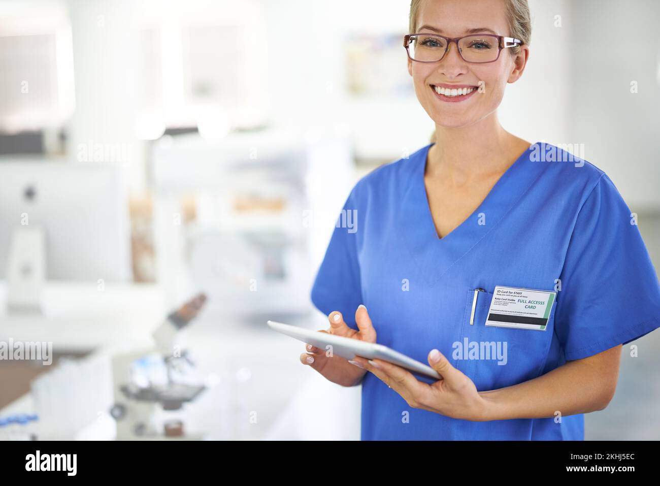 La tecnologia è un amico migliore dei patologi. Una bella dottoressa che tiene una compressa mentre si trova in un laboratorio. Foto Stock
