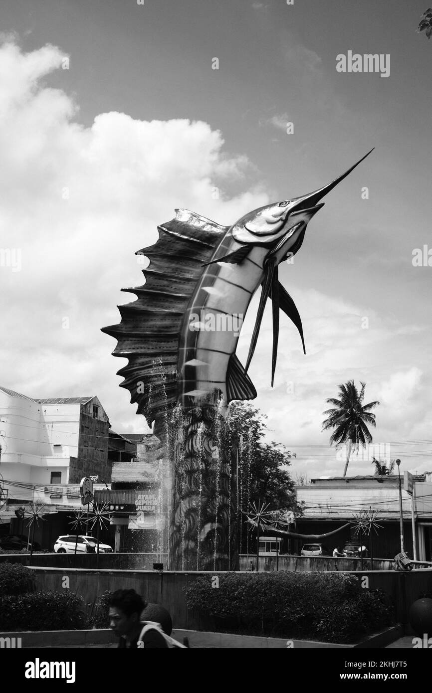 Pangandaran, Giava Occidentale, Indonesia - 28 Ottobre, 2022 : Foto in bianco e nero, Foto monocromatica di una storica statua di pesce spada nella zona di Cikancung Foto Stock