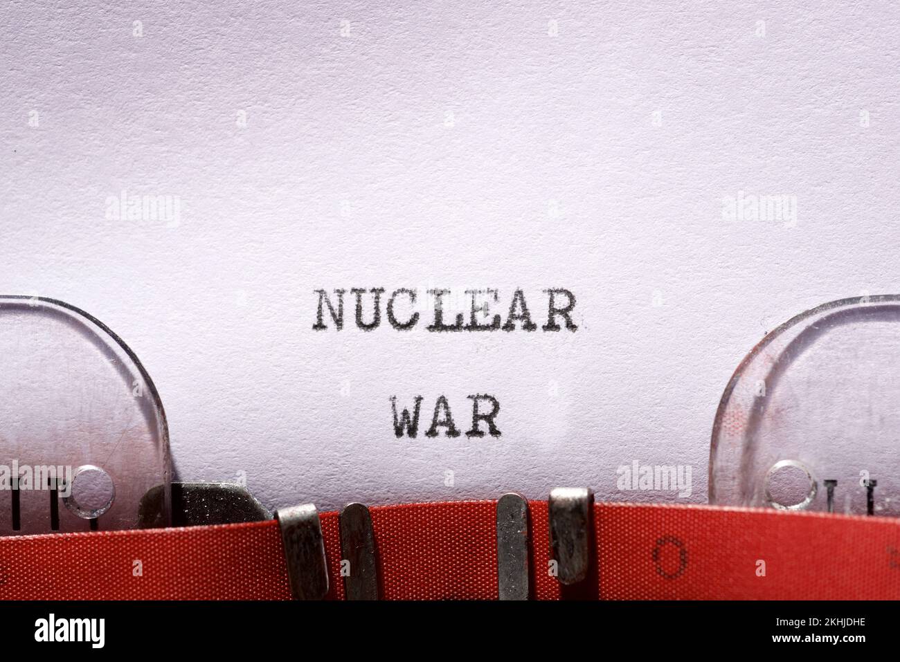 Frase di guerra nucleare scritta con una macchina da scrivere. Foto Stock