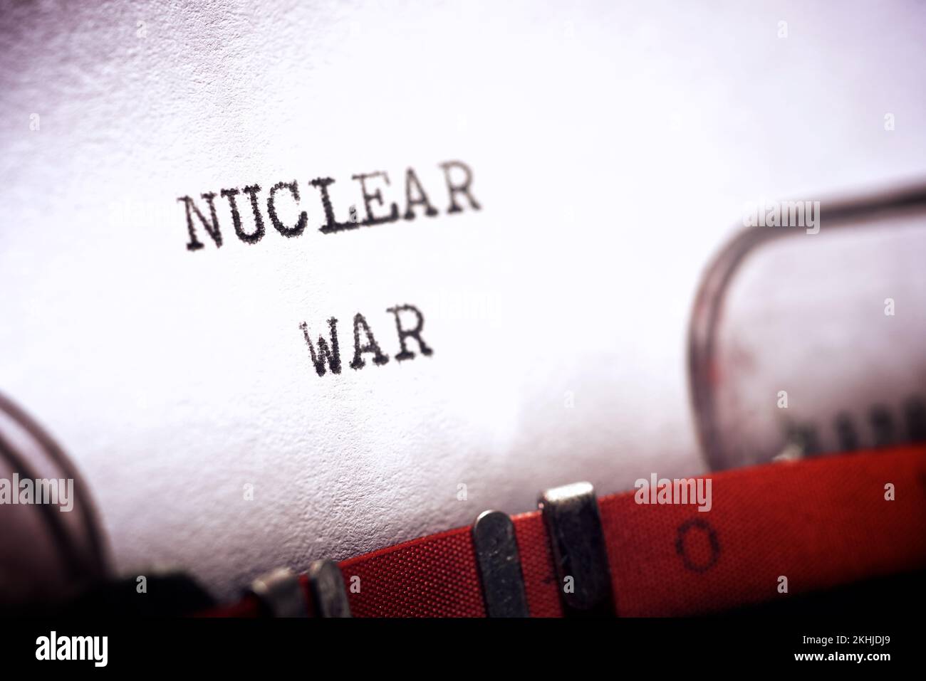 Frase di guerra nucleare scritta con una macchina da scrivere. Foto Stock