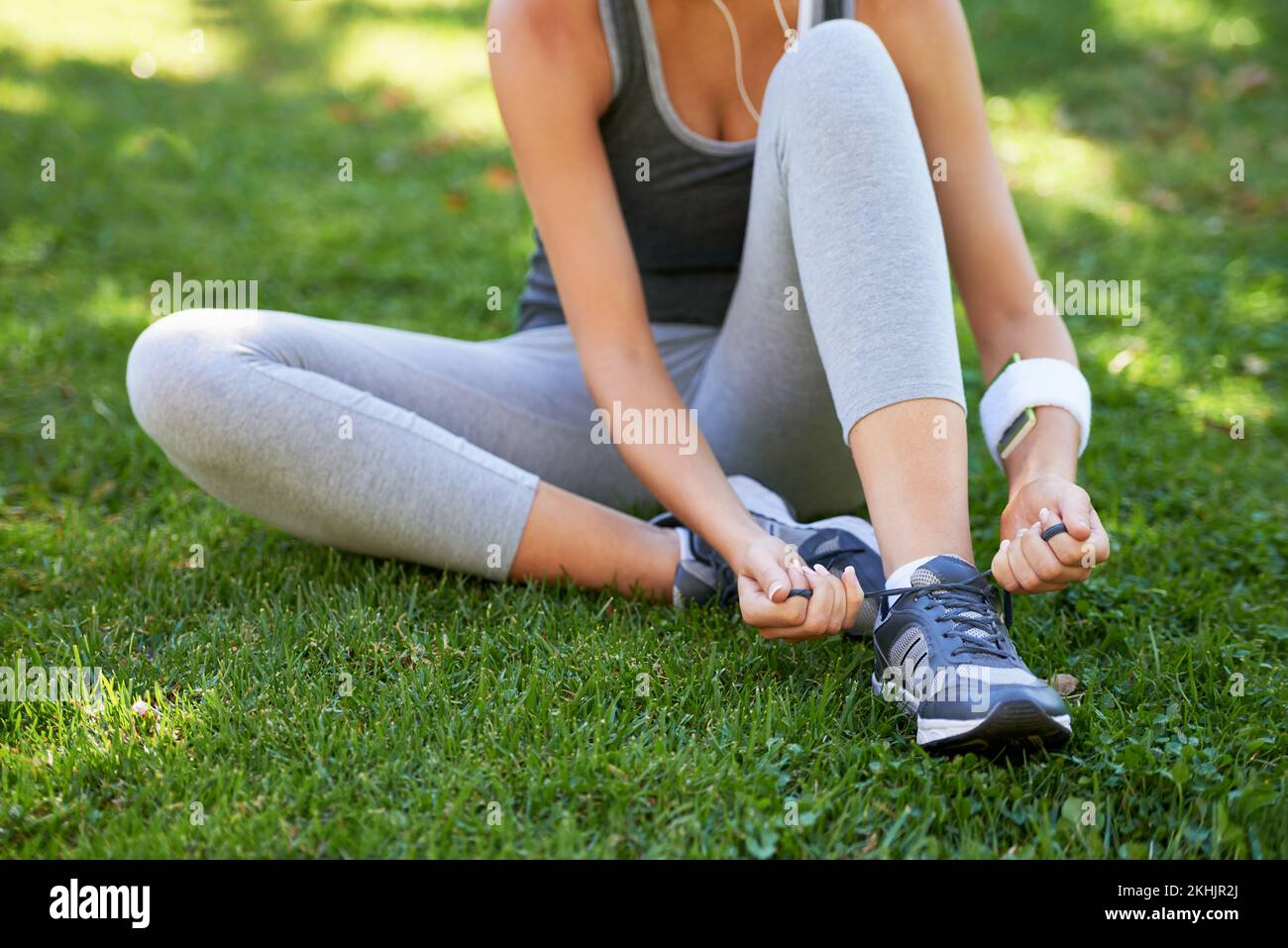 Legato con un workout. un corridore che lega le sue scarpe. Foto Stock