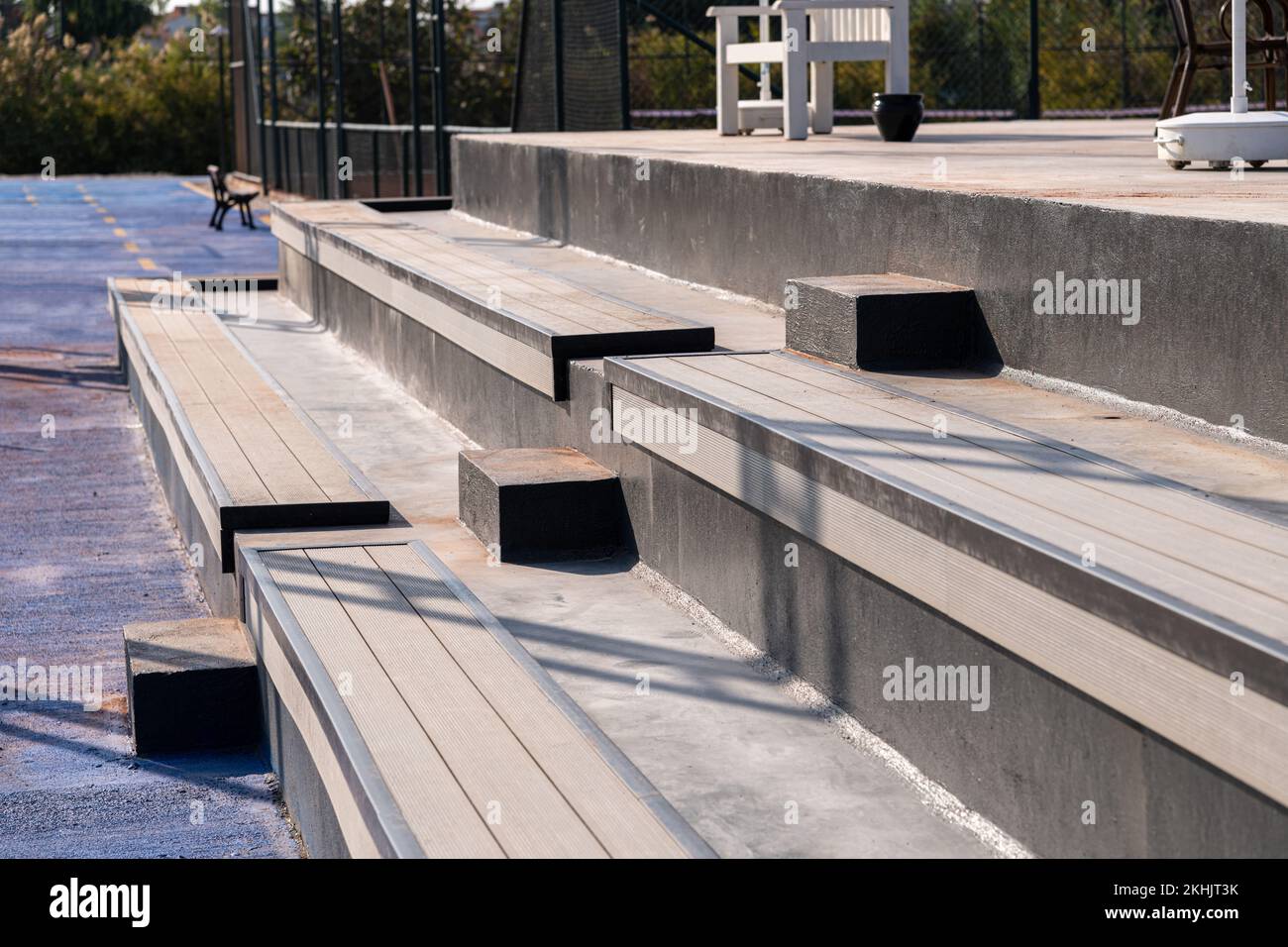 Area salotto per gli spettatori realizzata con ponte composito accanto al campo da tennis Foto Stock
