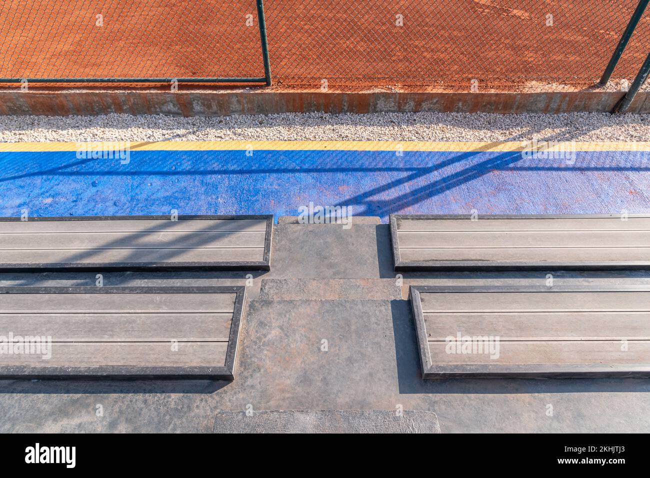 Area salotto per gli spettatori realizzata con ponte composito accanto al campo da tennis Foto Stock
