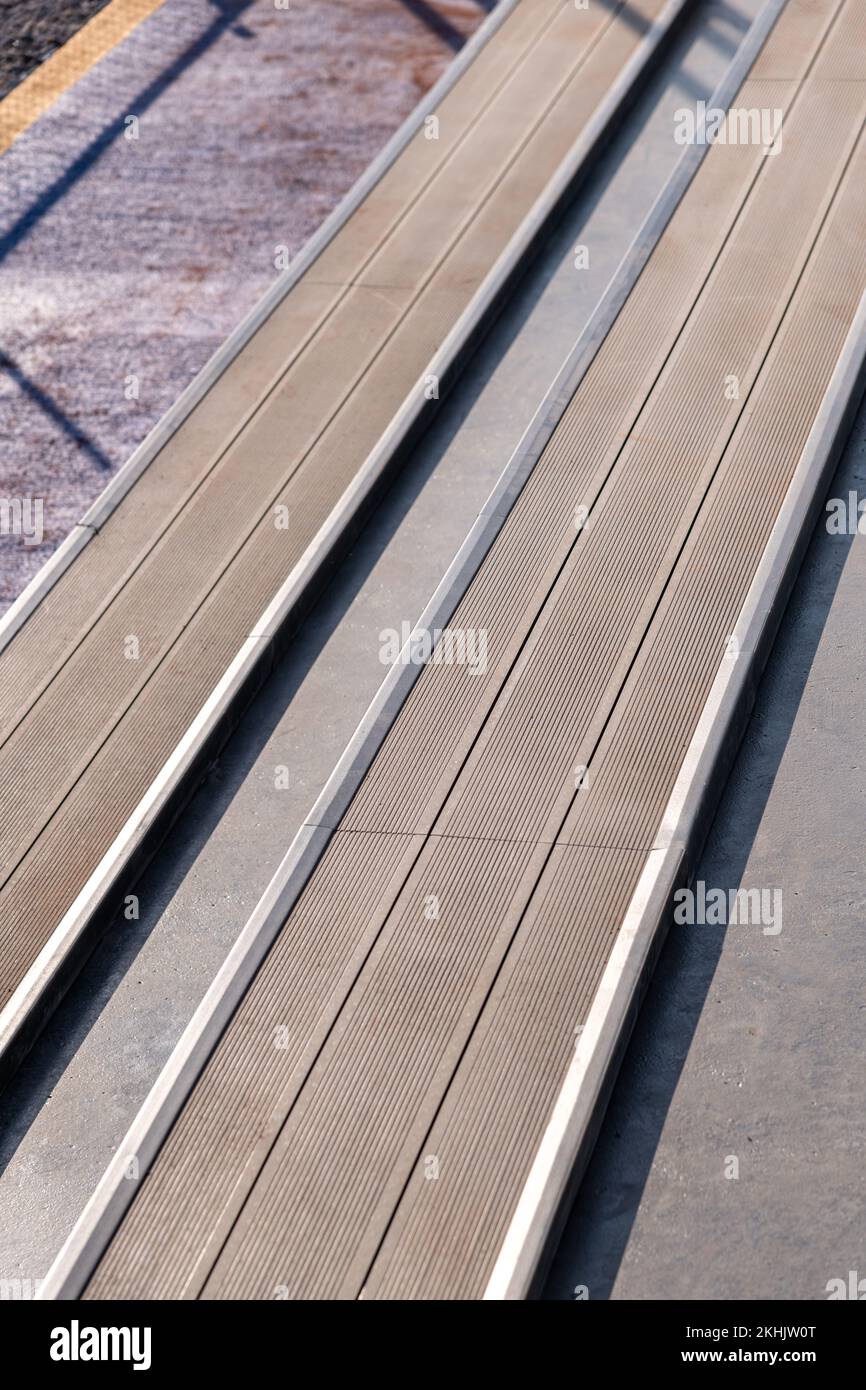 Area salotto per gli spettatori realizzata con ponte composito accanto al campo da tennis Foto Stock