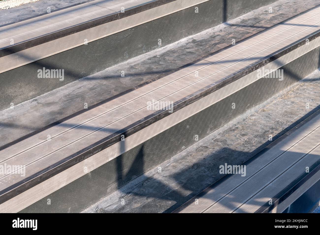 Area salotto per gli spettatori realizzata con ponte composito accanto al campo da tennis Foto Stock