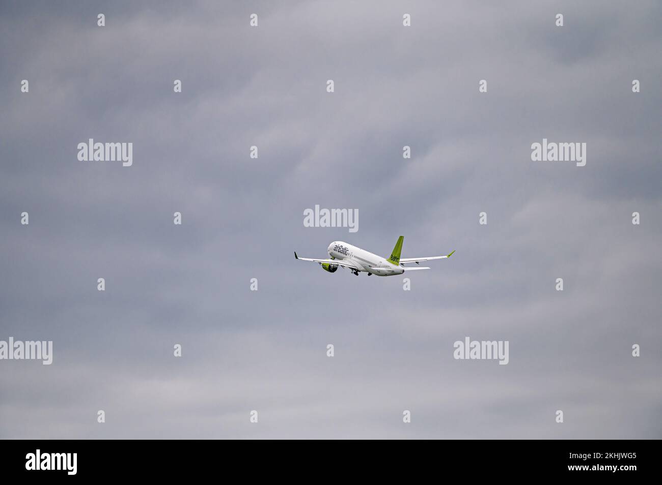 Riga, Lettonia - 31 agosto 2021: AirBaltic Airbus A220-300 YL-AAS decola dall'aeroporto internazionale RIX il giorno nuvoloso dell'autunno Foto Stock