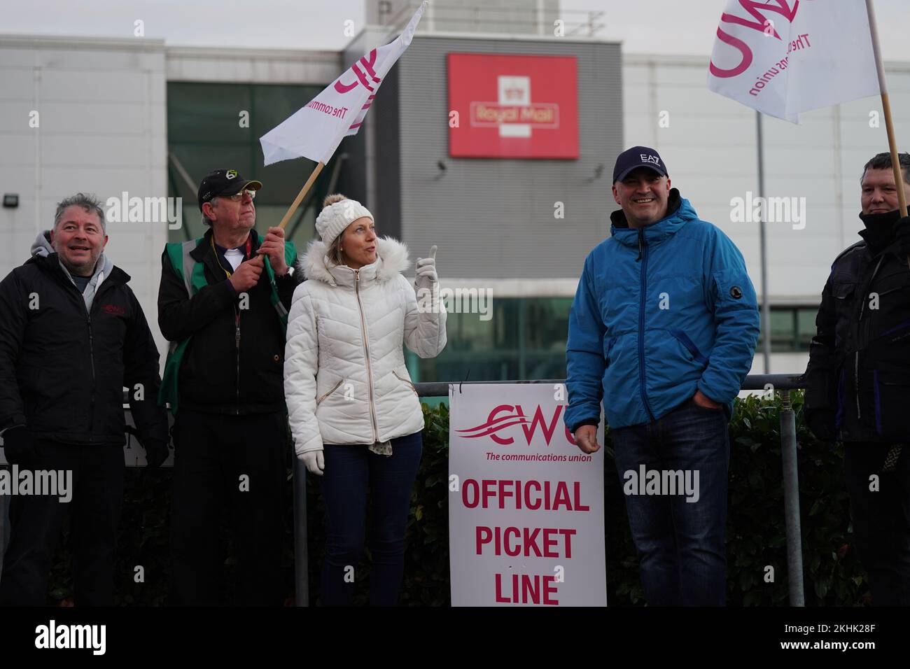 Operatori postali sulla linea di picket presso l'ufficio centrale di consegna e il centro postale di Birmingham. I membri della Communication Workers Union (CWU) stanno inseguendo uno sciopero di 48 ore in una disputa di lunga data su posti di lavoro, retribuzioni e condizioni. Data immagine: Giovedì 24 novembre 2022. Foto Stock
