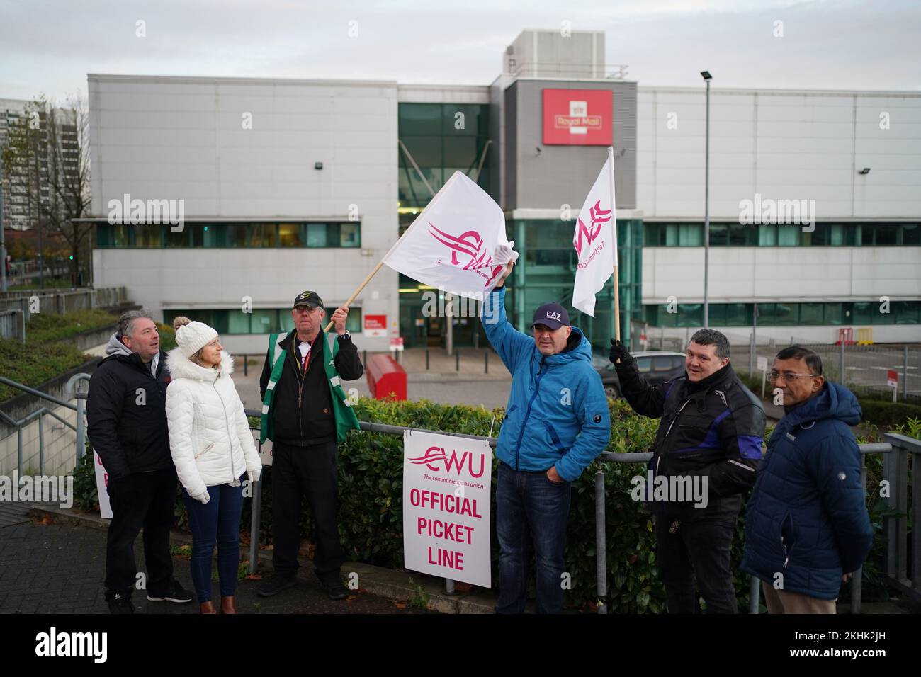 Operatori postali sulla linea di picket presso l'ufficio centrale di consegna e il centro postale di Birmingham. I membri della Communication Workers Union (CWU) stanno inseguendo uno sciopero di 48 ore in una disputa di lunga data su posti di lavoro, retribuzioni e condizioni. Data immagine: Giovedì 24 novembre 2022. Foto Stock