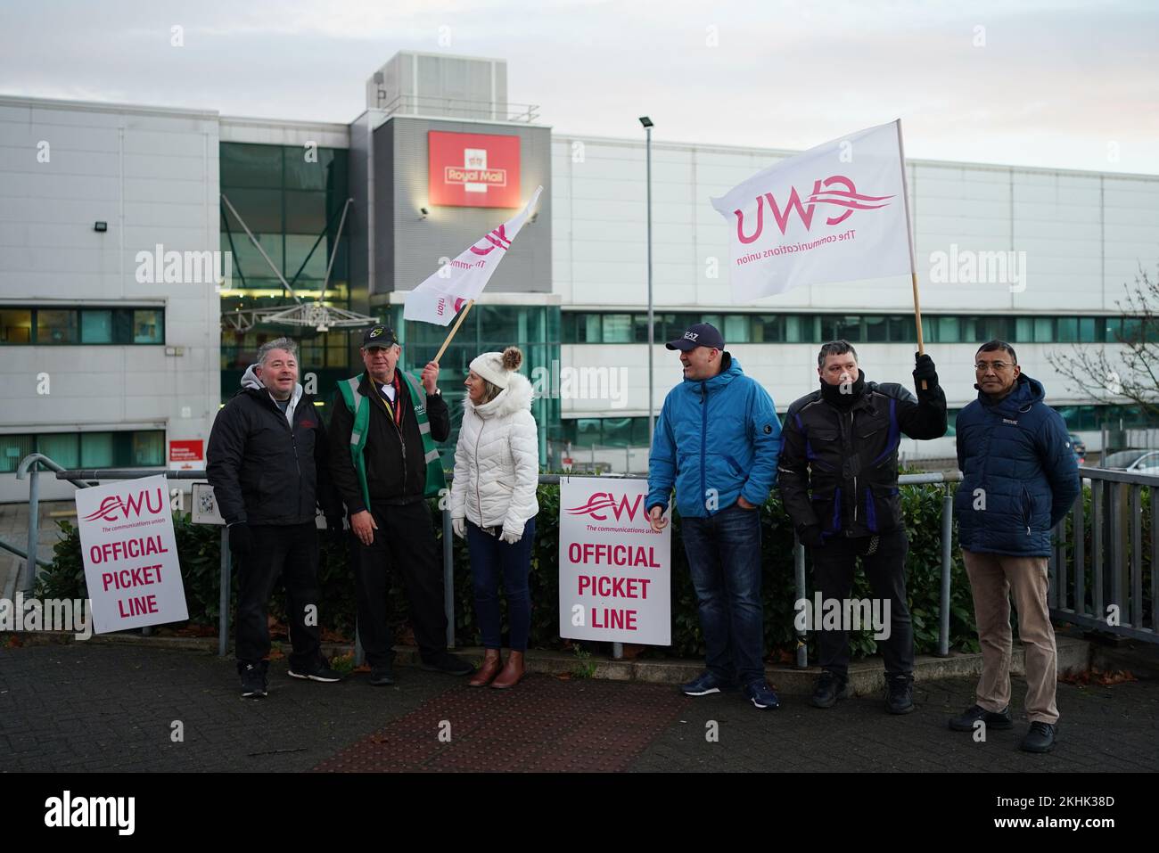 Operatori postali sulla linea di picket presso l'ufficio centrale di consegna e il centro postale di Birmingham. I membri della Communication Workers Union (CWU) stanno inseguendo uno sciopero di 48 ore in una disputa di lunga data su posti di lavoro, retribuzioni e condizioni. Data immagine: Giovedì 24 novembre 2022. Foto Stock