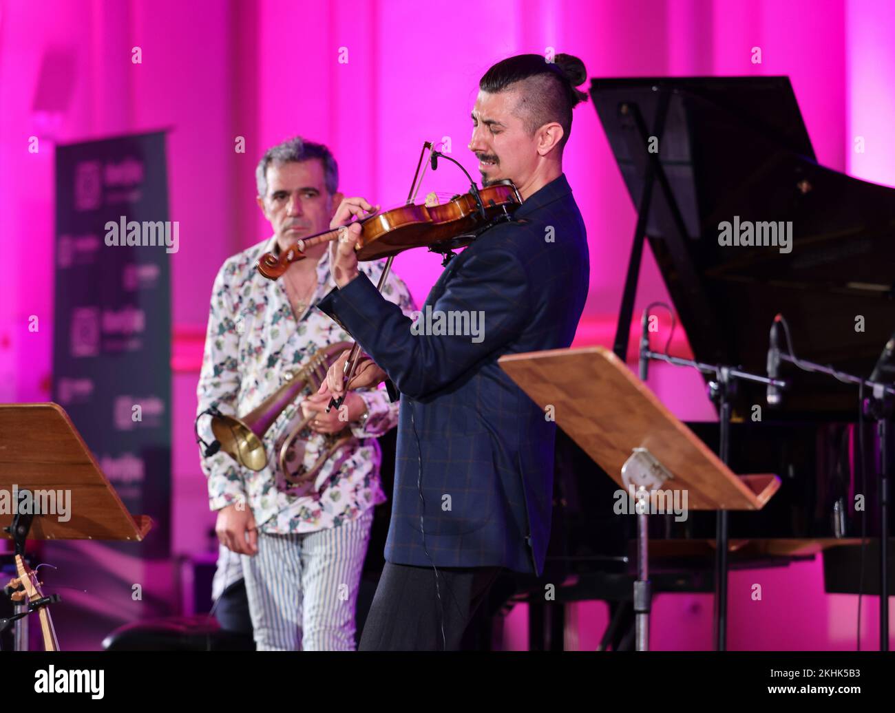 Cracovia, Polonia - 4 luglio 2022: Adam Baldych Quartet e Paolo Fresu vivono sul palcoscenico della Filarmonica di Cracovia al Summer Jazz Festival di Cracovia, Polonia Foto Stock