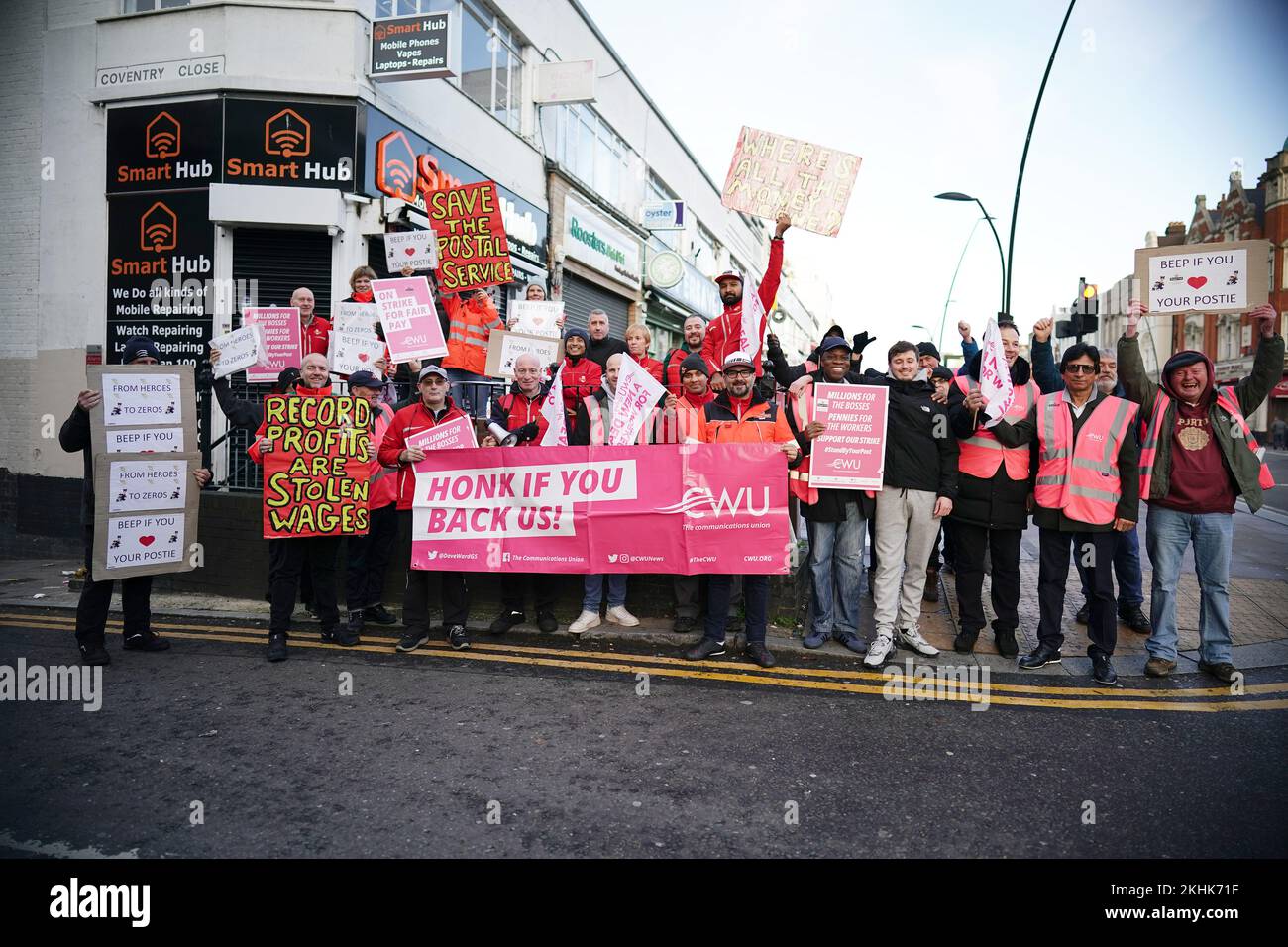 I lavoratori postali sulla linea del picket presso l'ufficio di consegna di Kilburn nel nord-ovest di Londra. I membri della Communication Workers Union (CWU) stanno inseguendo uno sciopero di 48 ore in una disputa di lunga data su posti di lavoro, retribuzioni e condizioni. Data immagine: Giovedì 24 novembre 2022. Foto Stock