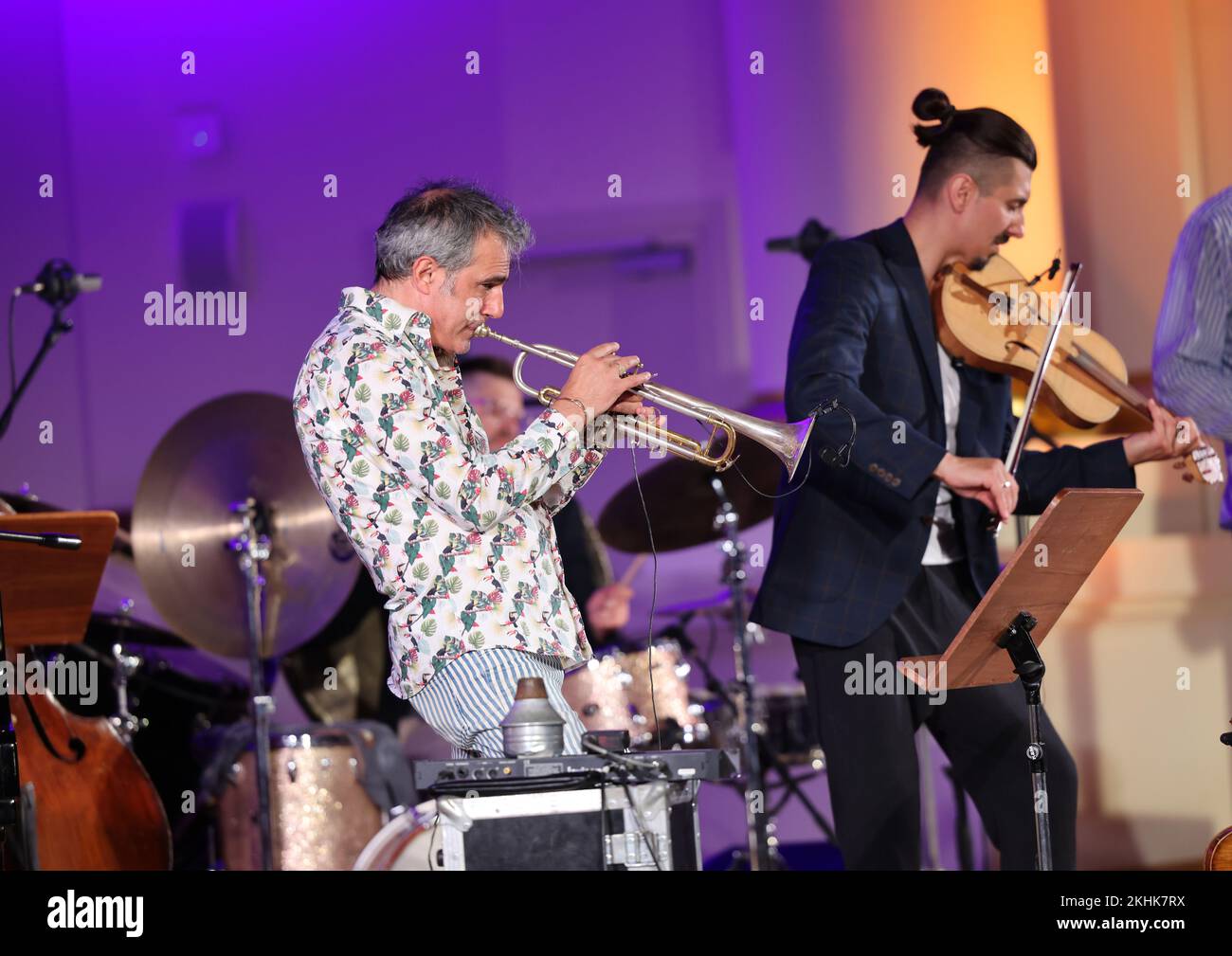 Cracovia, Polonia - 4 luglio 2022: Adam Baldych Quartet e Paolo Fresu vivono sul palcoscenico della Filarmonica di Cracovia al Summer Jazz Festival di Cracovia, Polonia Foto Stock