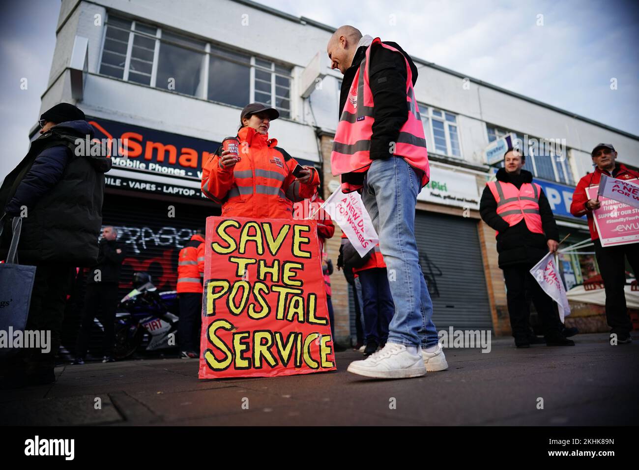 I lavoratori postali sulla linea del picket presso l'ufficio di consegna di Kilburn nel nord-ovest di Londra. I membri della Communication Workers Union (CWU) stanno inseguendo uno sciopero di 48 ore in una disputa di lunga data su posti di lavoro, retribuzioni e condizioni. Data immagine: Giovedì 24 novembre 2022. Foto Stock