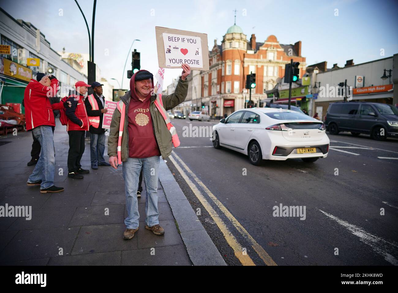I lavoratori postali sulla linea del picket presso l'ufficio di consegna di Kilburn nel nord-ovest di Londra. I membri della Communication Workers Union (CWU) stanno inseguendo uno sciopero di 48 ore in una disputa di lunga data su posti di lavoro, retribuzioni e condizioni. Data immagine: Giovedì 24 novembre 2022. Foto Stock