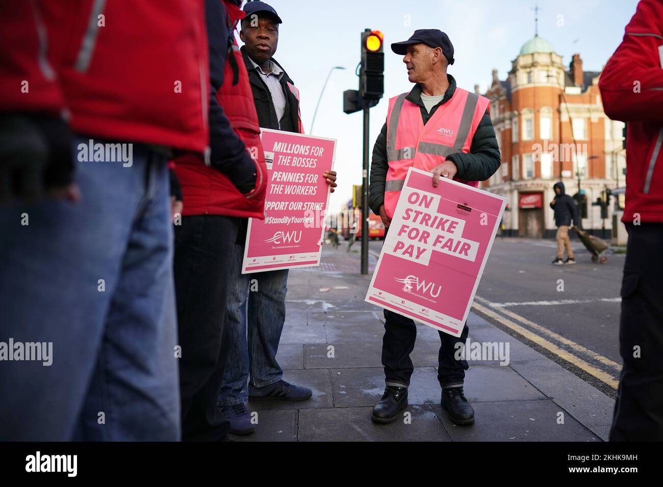 I lavoratori postali sulla linea del picket presso l'ufficio di consegna di Kilburn nel nord-ovest di Londra. I membri della Communication Workers Union (CWU) stanno inseguendo uno sciopero di 48 ore in una disputa di lunga data su posti di lavoro, retribuzioni e condizioni. Data immagine: Giovedì 24 novembre 2022. Foto Stock