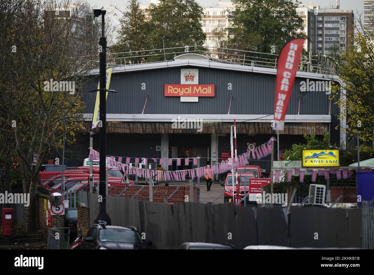Kilburn Delivery Office nel nord-ovest di Londra. I membri della Communication Workers Union (CWU) stanno inseguendo uno sciopero di 48 ore in una disputa di lunga data su posti di lavoro, retribuzioni e condizioni. Data immagine: Giovedì 24 novembre 2022. Foto Stock