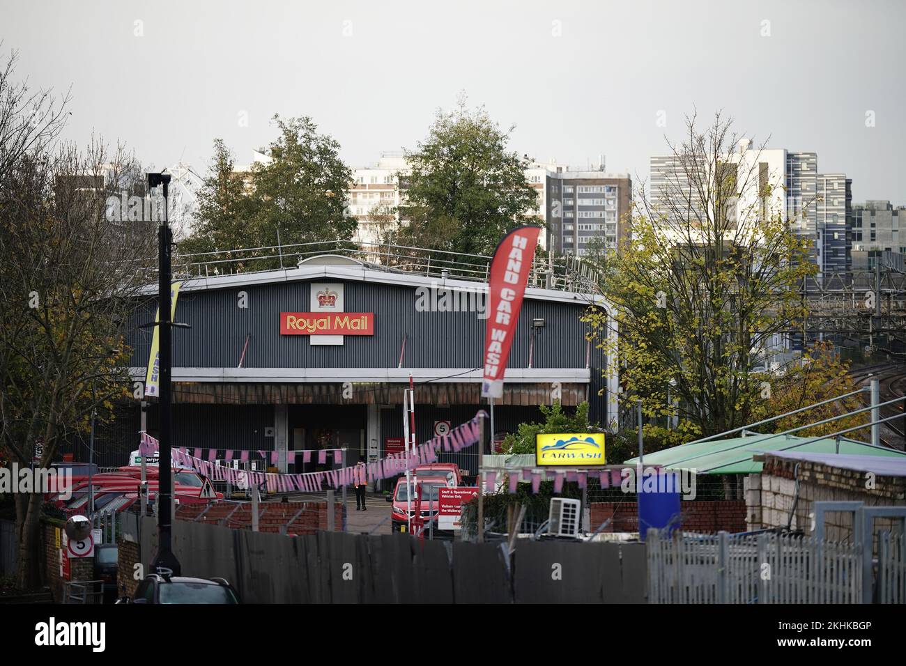 Kilburn Delivery Office nel nord-ovest di Londra. I membri della Communication Workers Union (CWU) stanno inseguendo uno sciopero di 48 ore in una disputa di lunga data su posti di lavoro, retribuzioni e condizioni. Data immagine: Giovedì 24 novembre 2022. Foto Stock