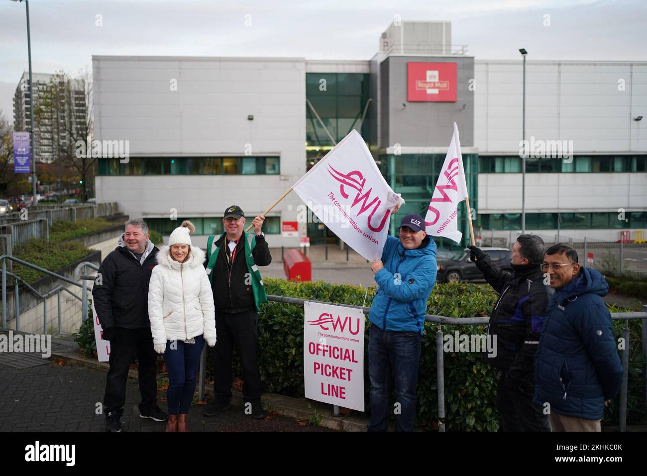 Operatori postali sulla linea di picket presso l'ufficio centrale di consegna e il centro postale di Birmingham. I membri della Communication Workers Union (CWU) stanno inseguendo uno sciopero di 48 ore in una disputa di lunga data su posti di lavoro, retribuzioni e condizioni. Data immagine: Giovedì 24 novembre 2022. Foto Stock