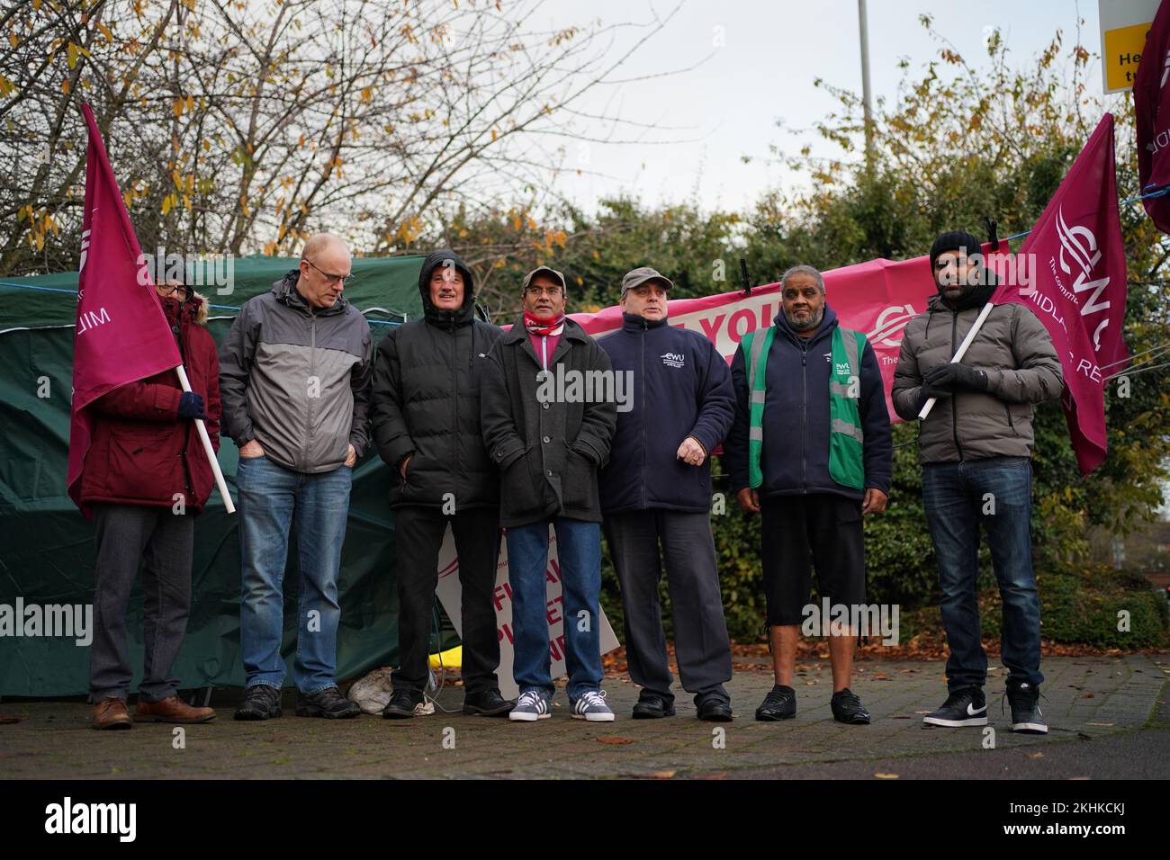 Operatori postali sulla linea di picket presso l'ufficio centrale di consegna e il centro postale di Birmingham. I membri della Communication Workers Union (CWU) stanno inseguendo uno sciopero di 48 ore in una disputa di lunga data su posti di lavoro, retribuzioni e condizioni. Data immagine: Giovedì 24 novembre 2022. Foto Stock