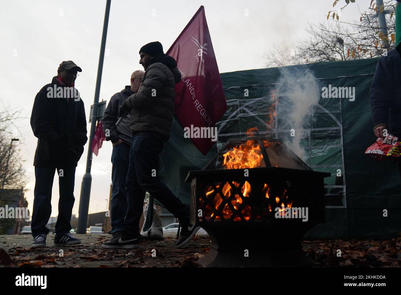 Operatori postali sulla linea di picket presso l'ufficio centrale di consegna e il centro postale di Birmingham. I membri della Communication Workers Union (CWU) stanno inseguendo uno sciopero di 48 ore in una disputa di lunga data su posti di lavoro, retribuzioni e condizioni. Data immagine: Giovedì 24 novembre 2022. Foto Stock