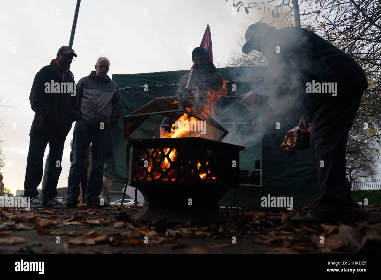 Operatori postali sulla linea di picket presso l'ufficio centrale di consegna e il centro postale di Birmingham. I membri della Communication Workers Union (CWU) stanno inseguendo uno sciopero di 48 ore in una disputa di lunga data su posti di lavoro, retribuzioni e condizioni. Data immagine: Giovedì 24 novembre 2022. Foto Stock