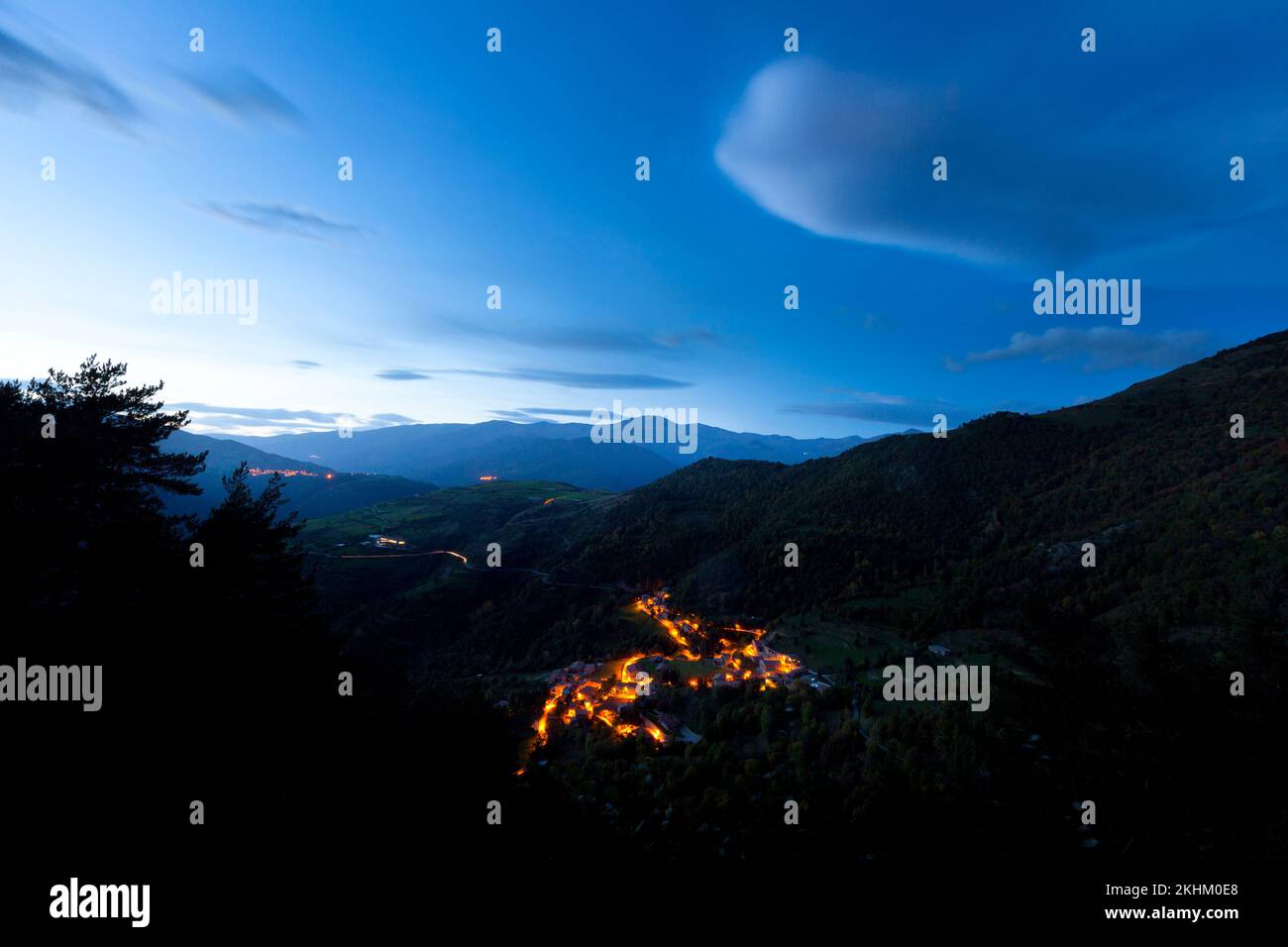 Bruguera (Ribes de Freser) al tramonto, con la montagna Puigmal e i Pirenei sullo sfondo (ottobre, autunno) Foto Stock