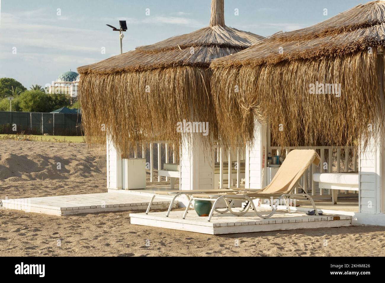 Tende di paglia e lettini sulla spiaggia in località turca, Antalya Foto Stock