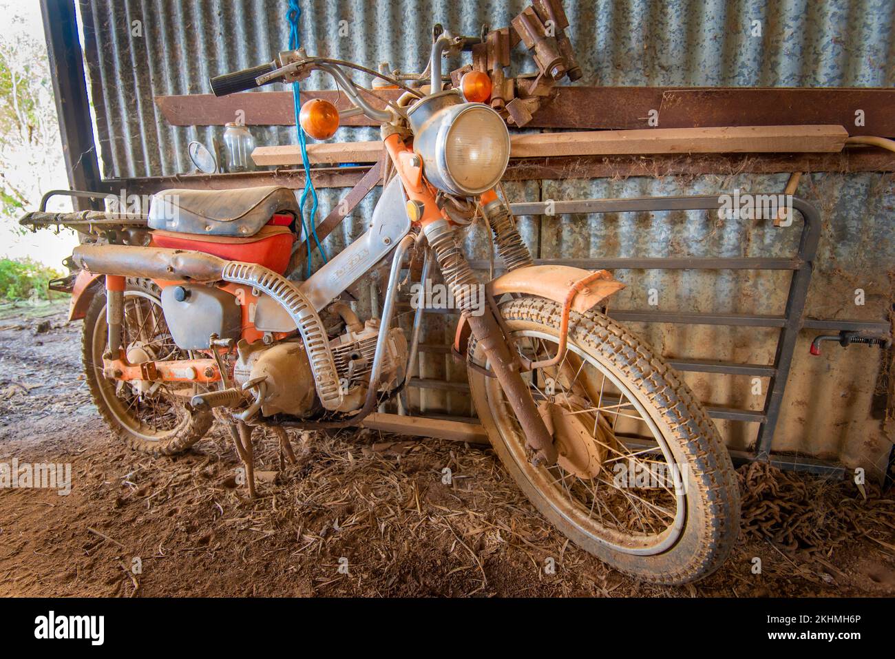 Una Honda CT90 che raccoglie polvere in un capannone nel nord-ovest del New South Wales, Australia. Una piccola moto passo-attraverso Honda tra il 1966 e il 1979 Foto Stock