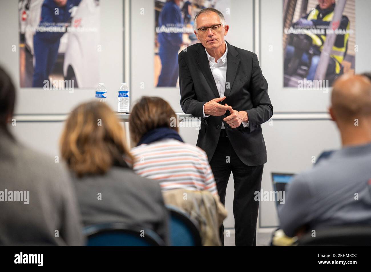 Il CEO di Stellantis Carlos Tavares si rivolge ai giornalisti durante una conferenza stampa presso la fabbrica di automobili Stellantis a Hordain, nel nord della Francia, il 27 ottobre 2022. Il gruppo Stellantis, nato dalla fusione di PSA e Fiat-Chrysler, lancerà la produzione di massa di veicoli commerciali alimentati a idrogeno nella sua fabbrica di Hordain, nel nord della Francia, l'amministratore delegato del costruttore, Carlos Tavares, annunciato il 27 ottobre 2022. Foto di Sarah Alcalay/ABACAPRESS.COM Foto Stock
