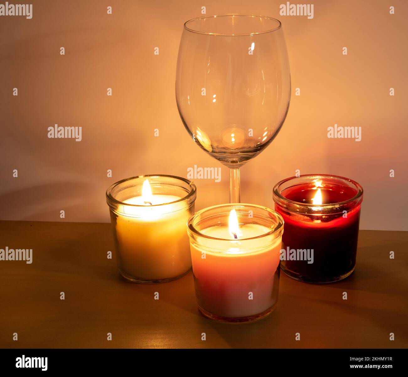 foto di un bicchiere vuoto e candele accese Foto Stock