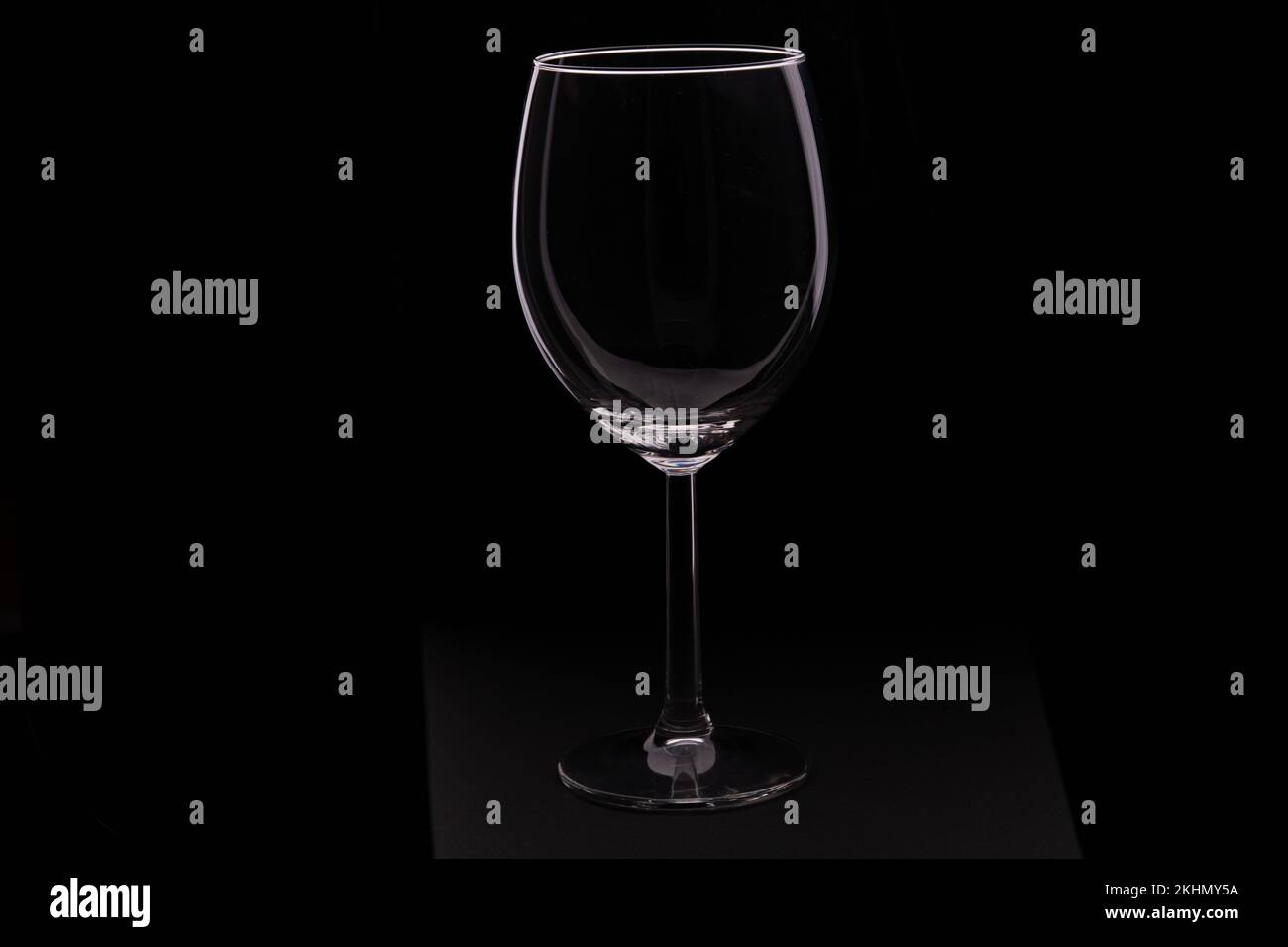 foto di un bicchiere da vino vuoto su sfondo nero Foto Stock