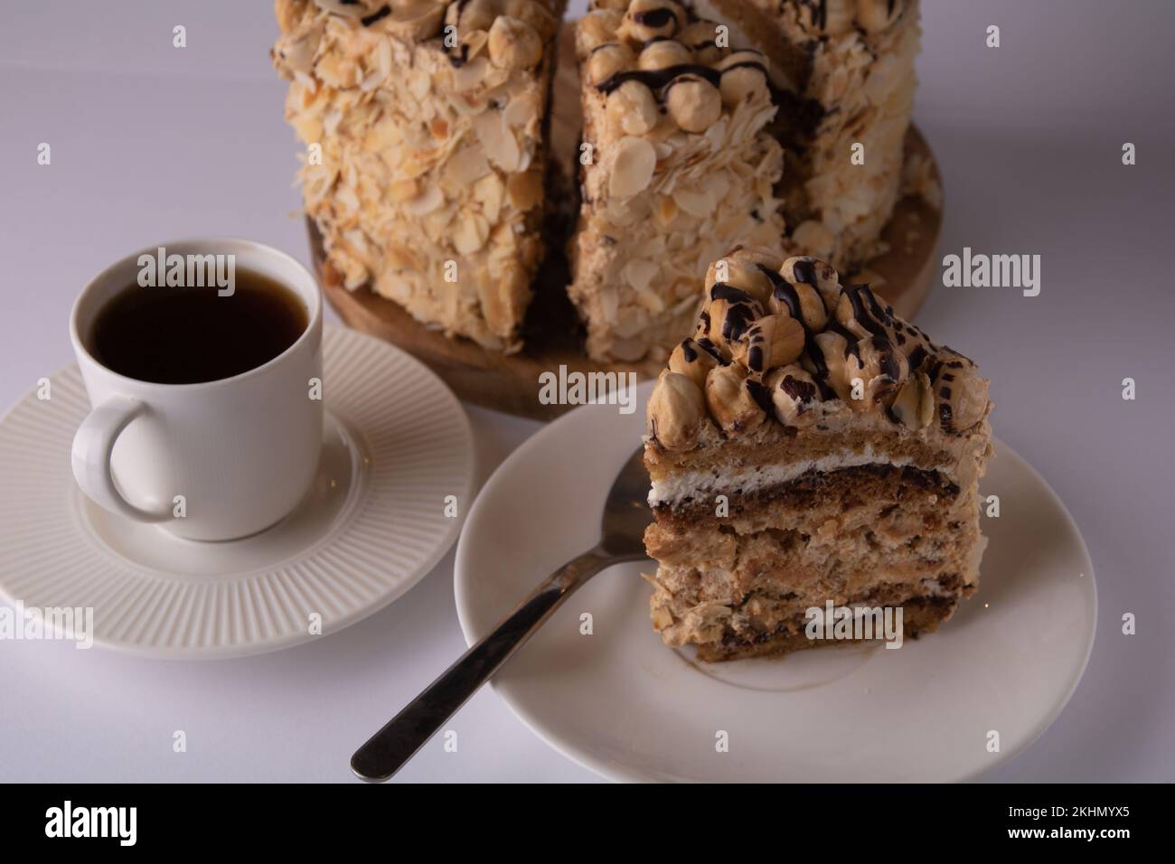 foto una tazza di caffè con un pezzo di torta su un piatto Foto Stock