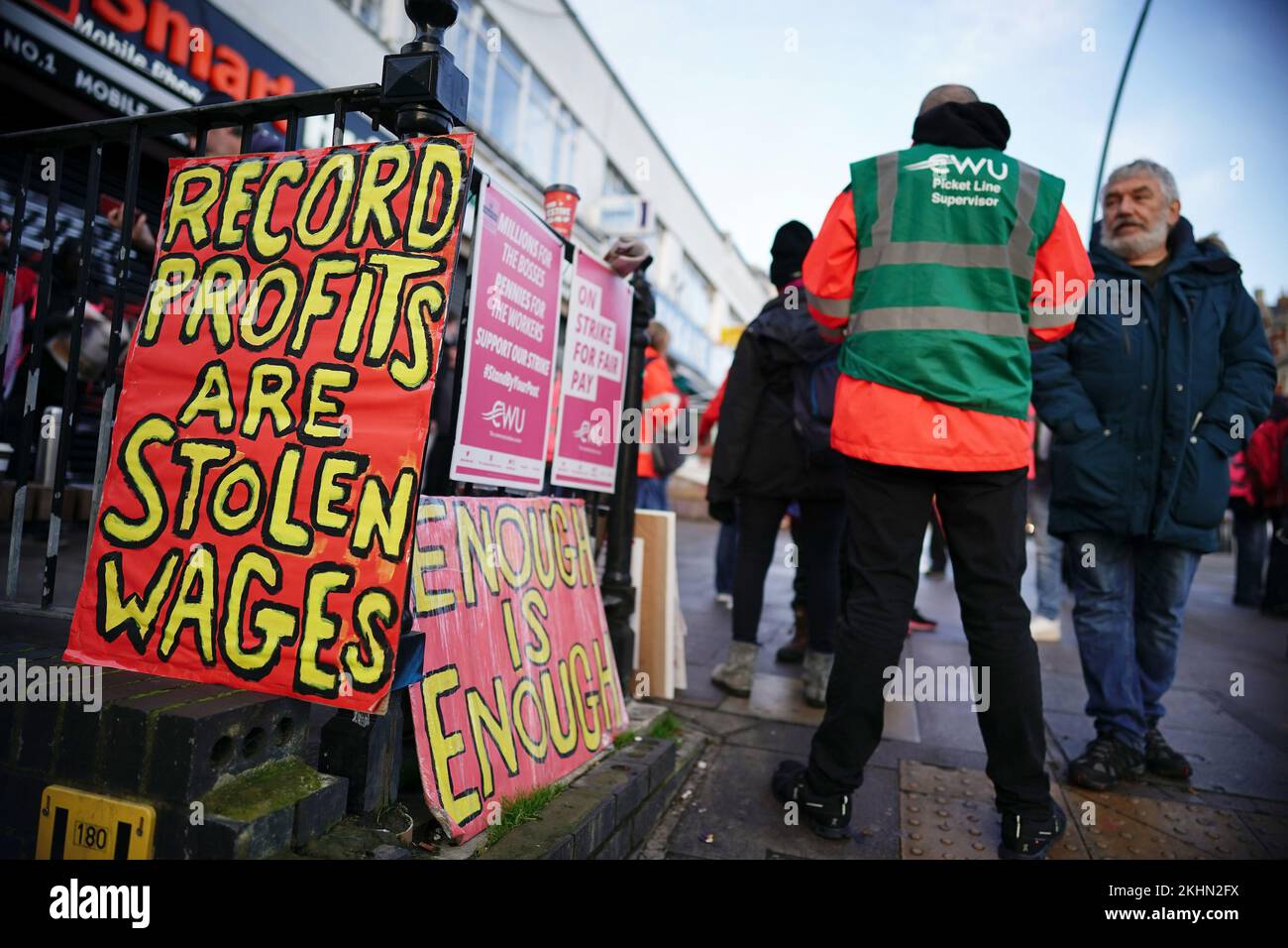 I lavoratori postali sulla linea del picket presso l'ufficio di consegna di Kilburn nel nord-ovest di Londra. I membri della Communication Workers Union (CWU) stanno inseguendo uno sciopero di 48 ore in una disputa di lunga data su posti di lavoro, retribuzioni e condizioni. Data immagine: Giovedì 24 novembre 2022. Foto Stock