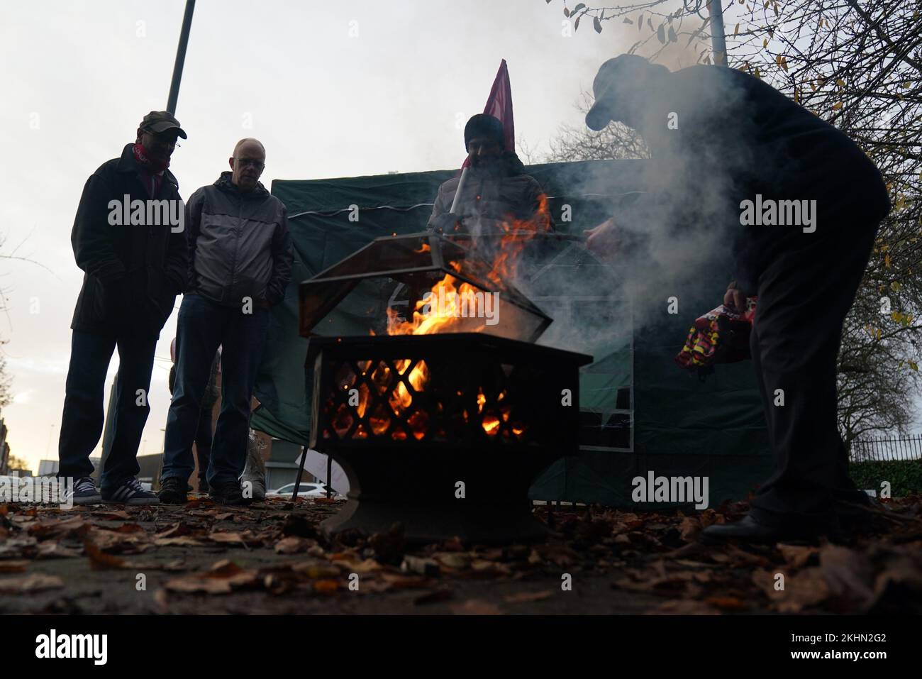 Operatori postali sulla linea di picket presso l'ufficio centrale di consegna e il centro postale di Birmingham. I membri della Communication Workers Union (CWU) stanno inseguendo uno sciopero di 48 ore in una disputa di lunga data su posti di lavoro, retribuzioni e condizioni. Data immagine: Giovedì 24 novembre 2022. Foto Stock