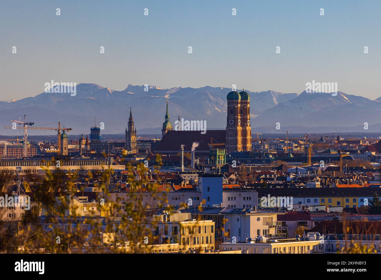 Skyline di Monaco Frauenkirche con le alpi sullo sfondo Foto Stock