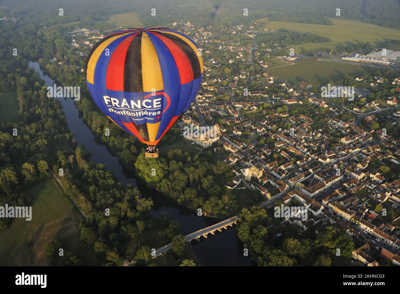 Francia. Seine-et-Marne (77) volo in mongolfiera (vista aerea) sopra il villaggio di Grez-sur-Loing (Vallee du Loing e Foresta di Fontainebleau) Foto Stock