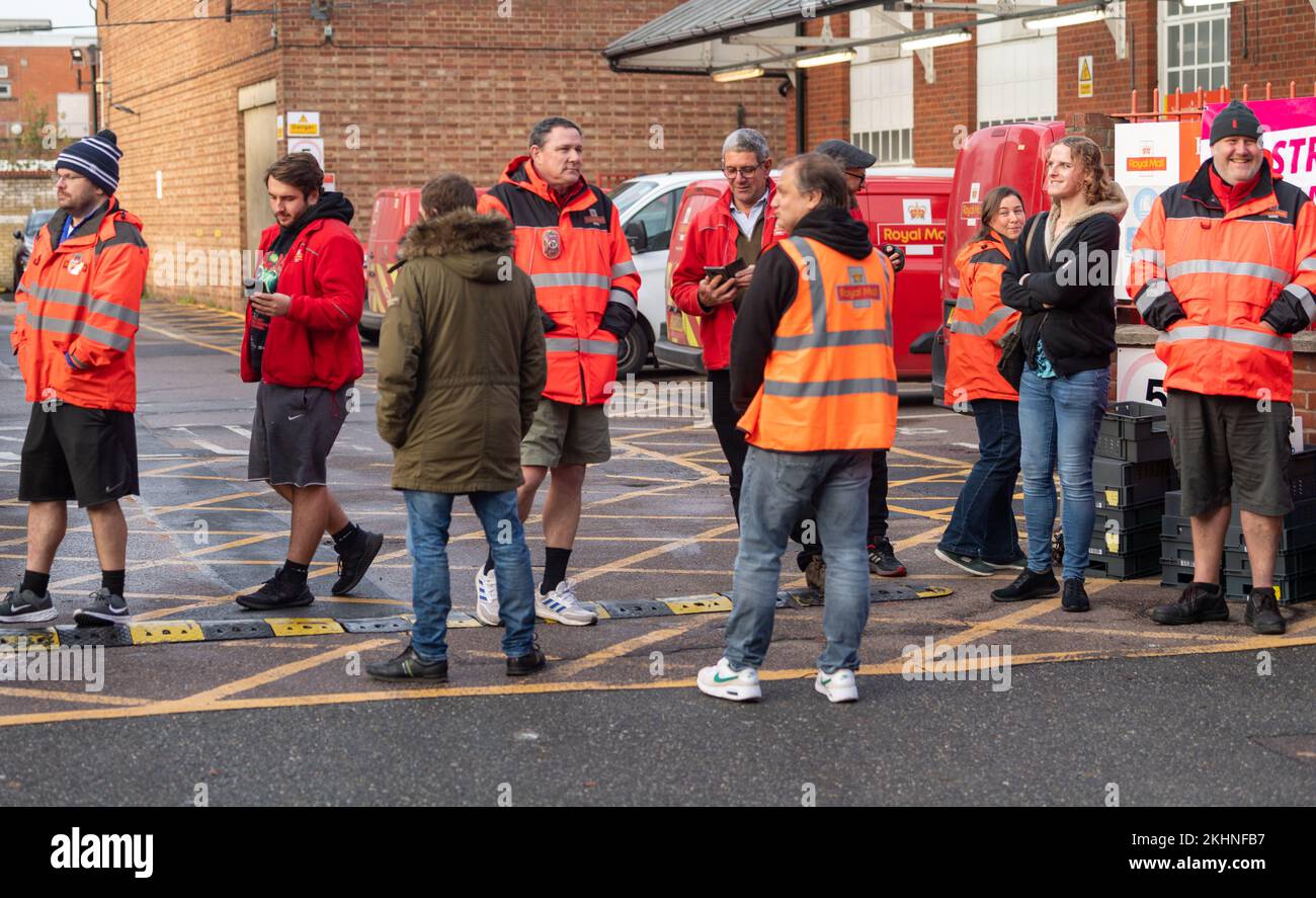 Brentwood, Regno Unito. 24th Nov 2022. Colpisce i lavoratori della posta reale su una linea di picket fuori dall'ufficio di smistamento di Brentwood Credit: Ian Davidson/Alamy Live News Foto Stock