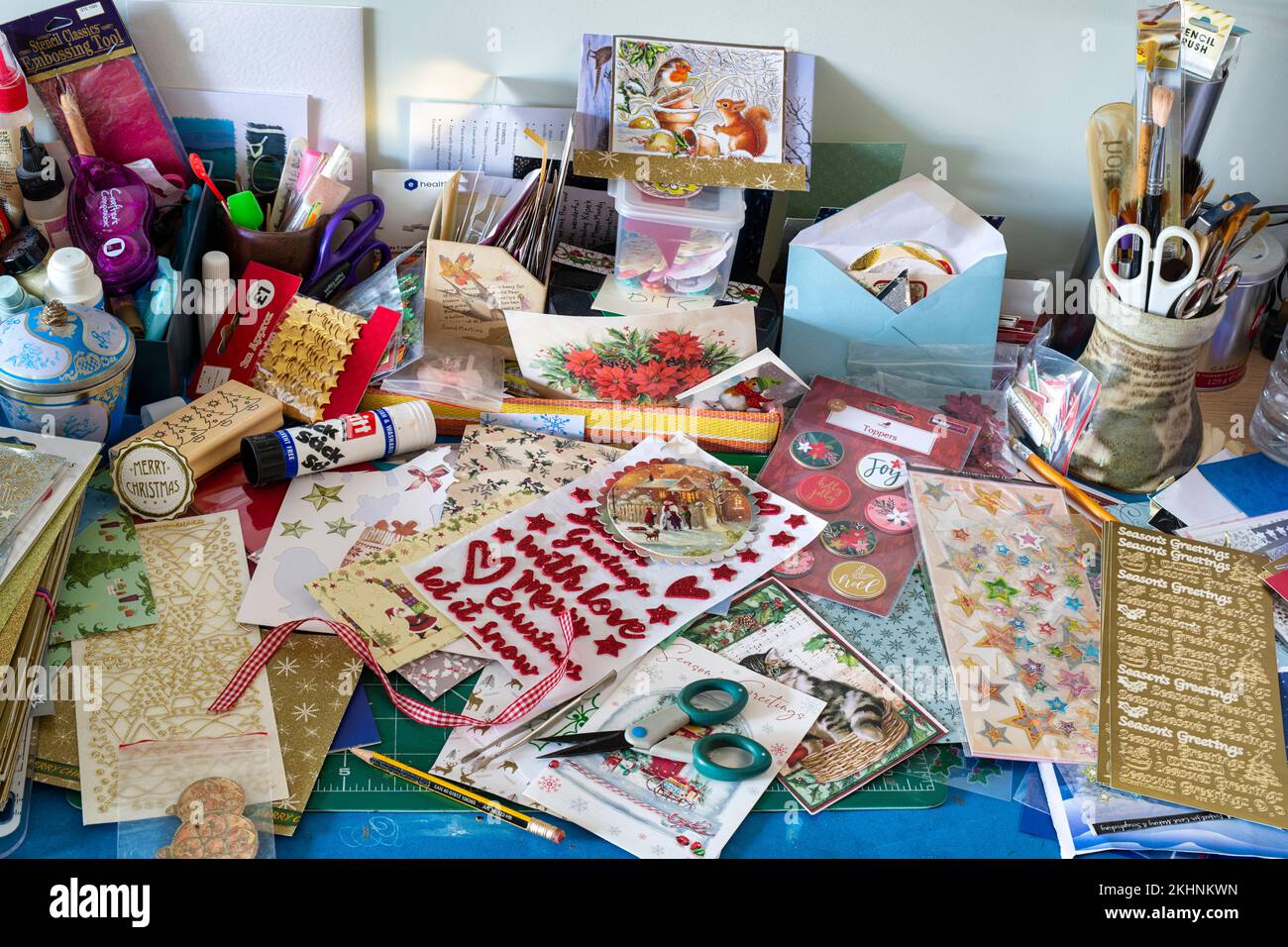 Tabella disordinata di creazione della scheda di Natale Foto Stock