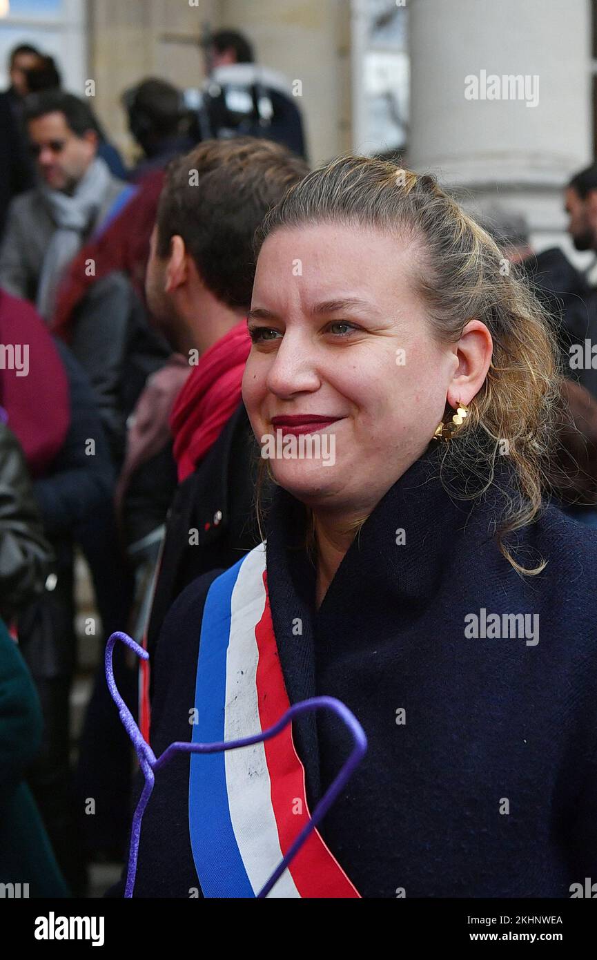 Deputato francese e presidente del gruppo la France Insoumise (LFI) Mathilde Panot durante un raduno organizzato da deputati del partito LFI (la France Insoumise) di fronte all'Assemblea Nazionale per chiedere l'inclusione del diritto all'aborto nella Costituzione. Parigi, Francia il 23 novembre 2022. Foto di Karim Ait Adjedjou/ABACAPRESS.COM Foto Stock