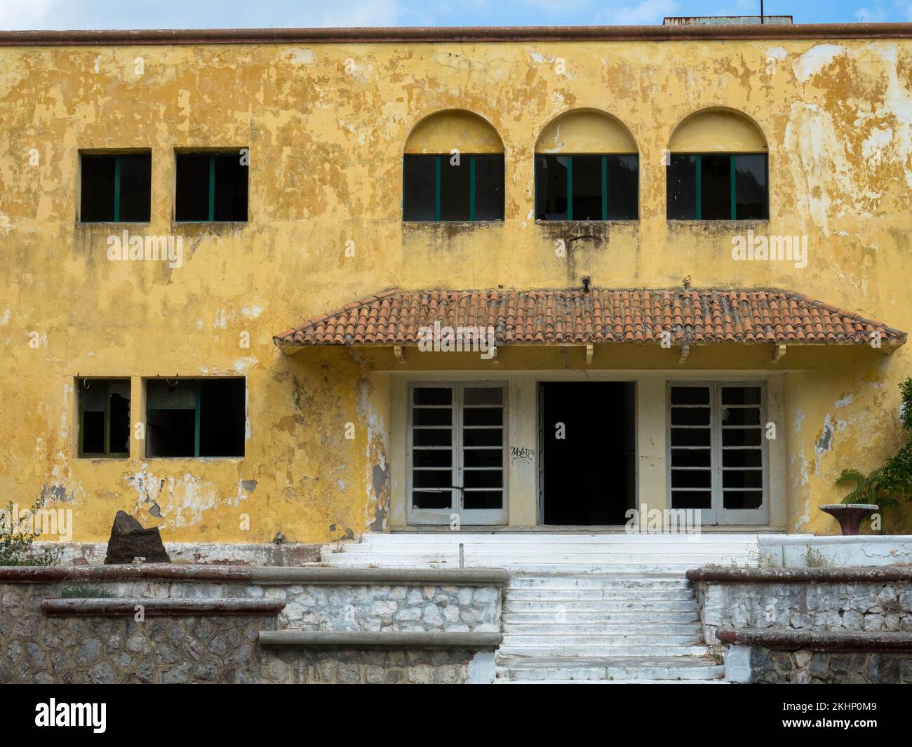 Posto perduto a Eleousa. Villaggio sull'isola greca di Rodi. Villa abbandonata gialla. Rodi, Grecia. Foto Stock