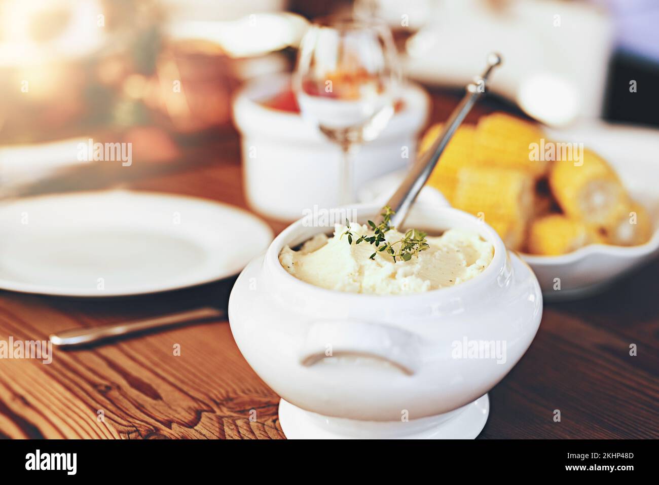 Cibo, festa e pranzo per il giorno del Ringraziamento, le vacanze e la nutrizione al tavolo della sala da pranzo. Cena, festa e pasto per Natale, festeggia Foto Stock